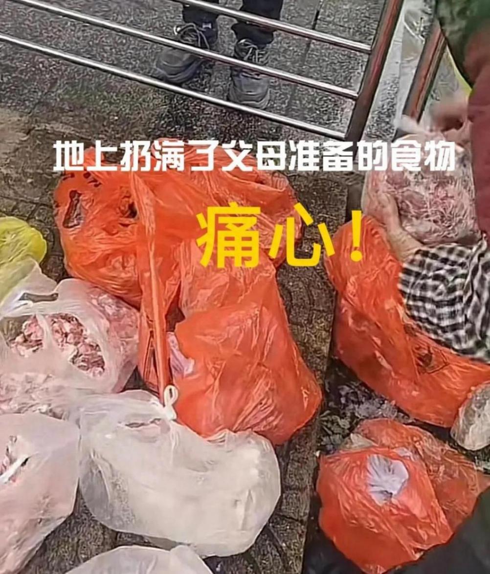 土特产被扔在高速服务区垃圾桶旁