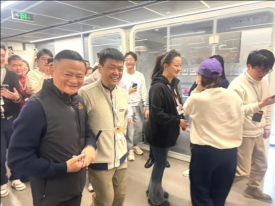 马云现身杭州阿里园区