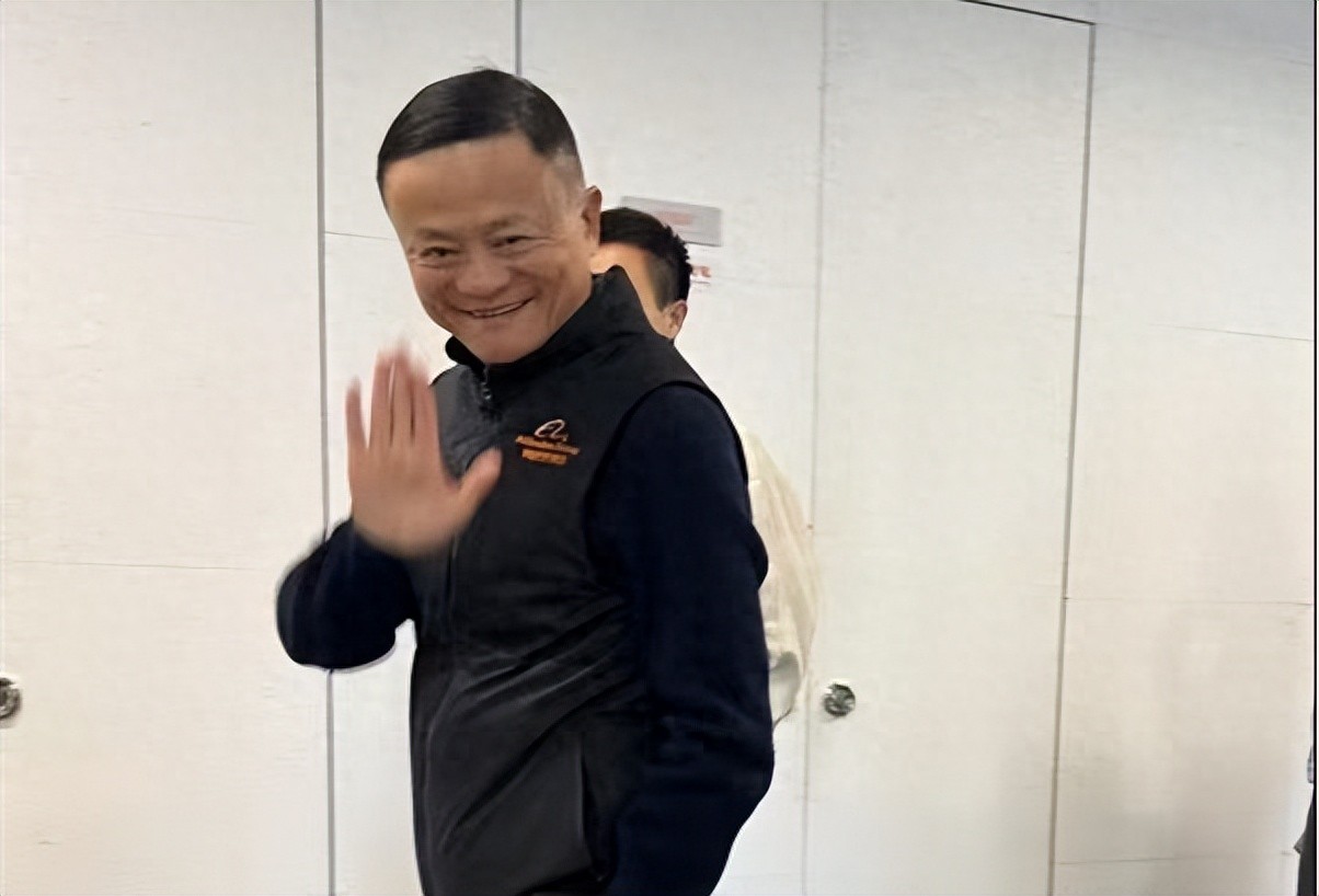 马云现身杭州阿里园区