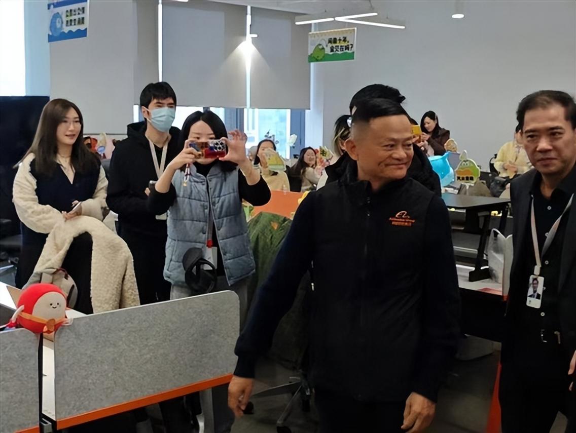 马云现身杭州阿里园区