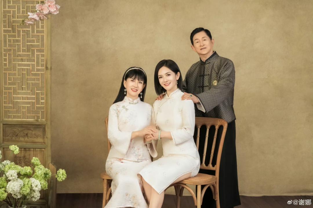 谢娜晒爸妈金婚全家福